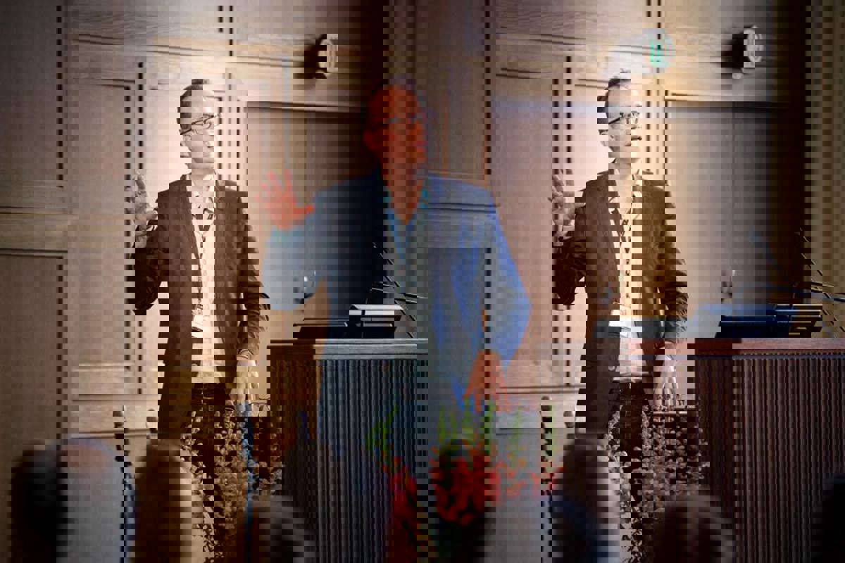 Jonatan Leer under som konsulent i ...