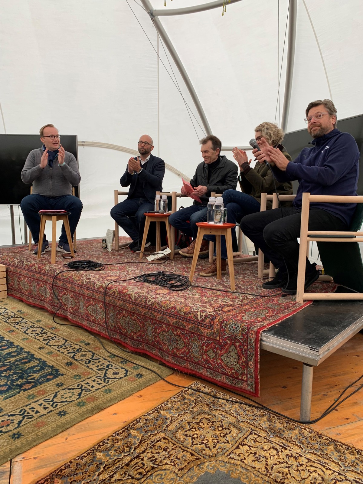 Jonatan Leer som moderator ved North Side med fødevareministeren